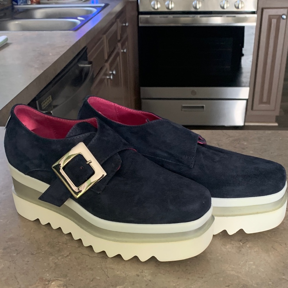 Elegant Women's Platform Shoes with Gold Buckle